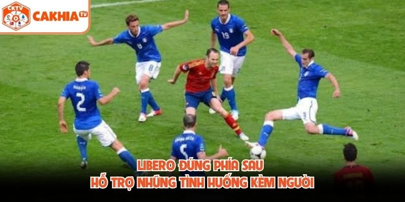 Libero đứng phía sau hỗ trợ những tình huống kèm người